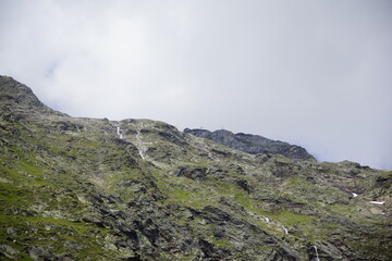 Fototapeta na wymiar Bergweg / Wanderweg zur Zwickauer Hütte auf 3000 Meter im Gurgler Kamm der Ötztaler Alpen in Südtirol.