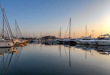 Fototapeta na wymiar Lever de soleil sur les voiliers dans le port Vauban à Antibes sur la Côte d'Azur