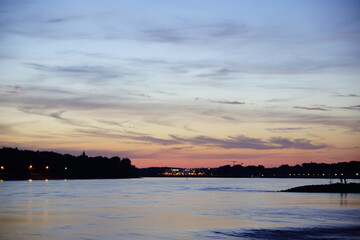 Der abendliche Rhein im Sonnenuntergang