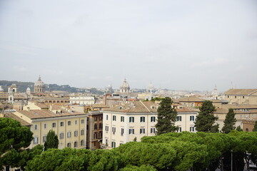 Fototapeta na wymiar Blick über Rom mit dem Petersdom inmitten der Häuser 
