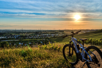 Fahrrad mit Blick über Remstal und Weinberge