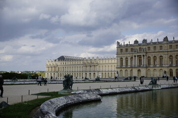 Fototapeta na wymiar Schloss in Versailles am frühen Morgen ohne Besucher 