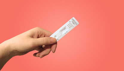Negativer Covid-Test in Hand, rot