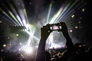 Mobiltelefon filmt Lightshow im Konzert 