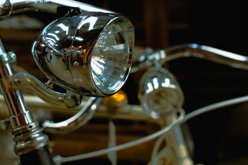 Obraz premium Primer plano en detalle de bonitos faroles cromados de bicicletas con estilo y restauradas