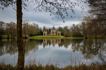 Fototapeta na wymiar reflection of trees and house in the lake