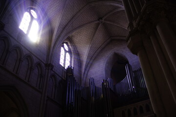 Kirchenfenster durch die violette Strahlen fallen und den Raum violett einfärben.