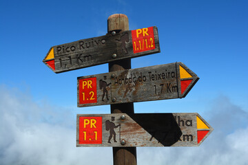 Wegweiser zum Pico Ruivo - mit 1.861 m der höchste Berg Madeiras