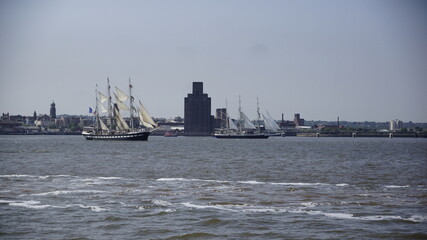 Segelschiffe in der Bucht von Liverpool