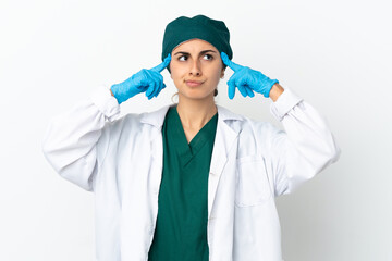 Naklejka premium Surgeon caucasian woman isolated on white background having doubts and thinking