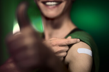 Person Impfling mit Arm Pflaster Daumen hoch nach erfolgreicher Impfung Impfen Impftermin...