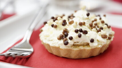 Kleine Torte in einer Waffel mit Schokostreuseln und einer Gabel