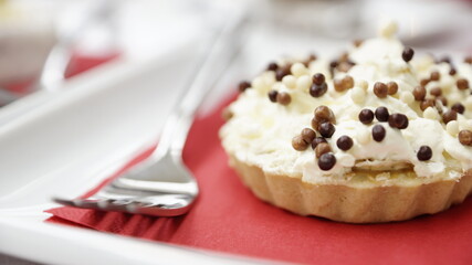 Kleine Torte in einer Waffel mit Schokostreuseln und einer Gabel