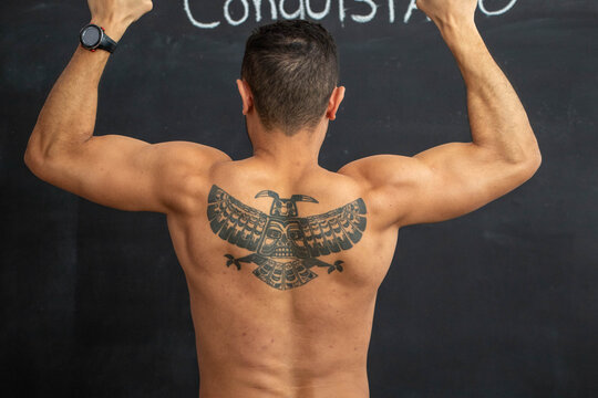 Jovem atleta com tatuagem nas costas