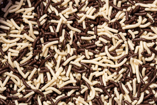 Chocolate granulado misto em preto e branco em imagem com tamanho completo como plano de fundo. Chocolate, granulado, mix, misturado. Vis&atilde;o do topo.