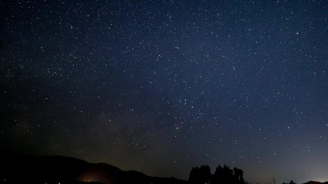 山から昇る天の川　星空の動き　タイムラプス