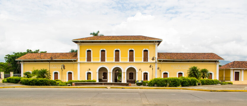 Edificio Colonial De Dos Pisos Antiguo Terminal De Tren Color Amarilla Con Cielo Blanco 