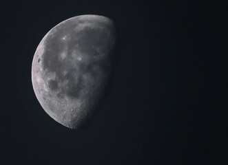 der Mond mit seinen Kratern