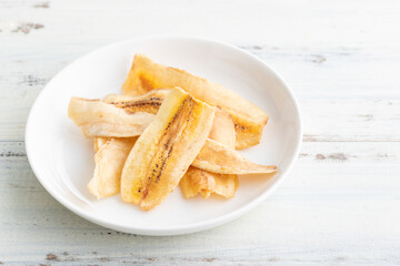 ナチュラルな背景で撮影されたドライバナナ