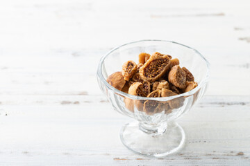 ナチュラルな背景で撮影されたドライいちじく