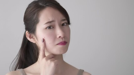 美容 ビューティー 頬を触る女性 Wall Mural Wallpaper Murals Polkadot