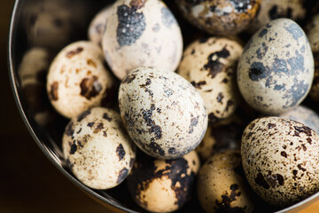 Obraz premium Quail eggs on the rustic background. Selective focus.
