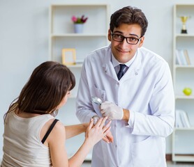 Obraz premium Doctor examining the skin of female patient