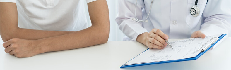 Naklejka premium Female doctors who treat patients make an appointment to listen to the results after a physical examination and explain medical information and diagnose the disease. Medical concepts and good health