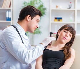 Obraz premium Doctor checking patients ear during medical examination