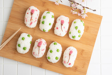 桜の塩漬けとグリーンピースの春のおにぎり