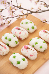 桜の塩漬けとグリーンピースの春のおにぎり