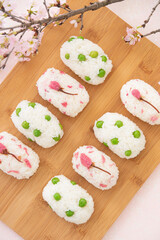 桜の塩漬けとグリーンピースの春のおにぎり