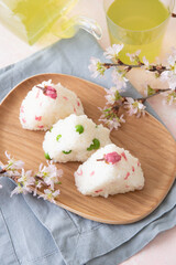 桜の塩漬けとグリーンピースの春のおにぎり