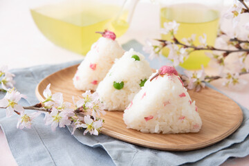 桜の塩漬けとグリーンピースの春のおにぎり