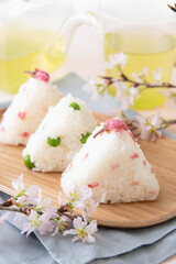 桜の塩漬けとグリーンピースの春のおにぎり