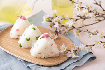 桜の塩漬けとグリーンピースの春のおにぎり