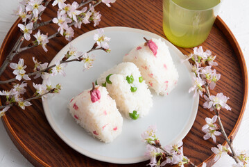 桜の塩漬けとグリーンピースの春のおにぎり