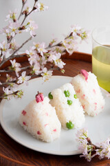 桜の塩漬けとグリーンピースの春のおにぎり