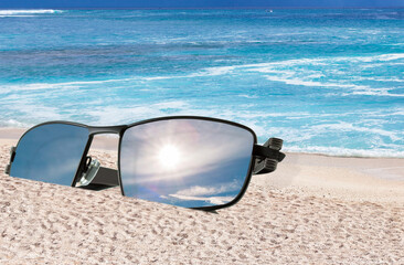 Lunettes de soleil sur plage des vacances 