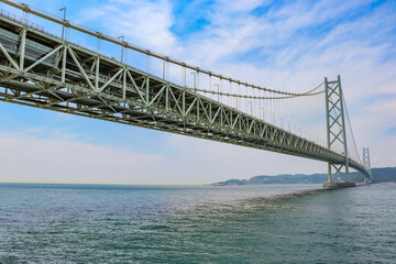 神戸の海岸から眺める明石海峡大橋
