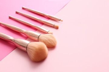 Obraz na płótnie Canvas Stylish makeup brushes on color background