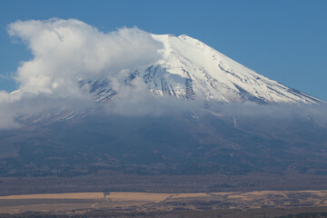 春の富士山と雲。山中湖にて