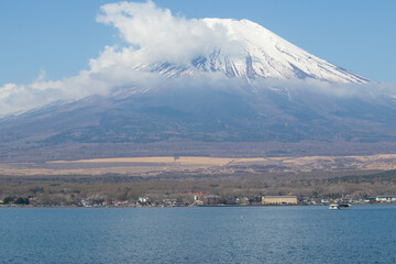 春の富士山と雲。山中湖にて