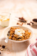Crunchy cereal flakes with honey and yogurt