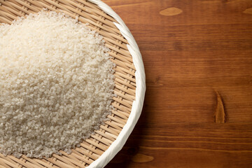 竹笊に山盛りのお米 俯瞰