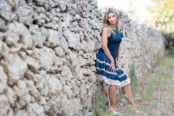 Ritratto di una ragazza con i capelli biondi molto affascinante.