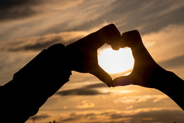 Corazón, manos juntas, atardecer, sol, pareja, amor, love