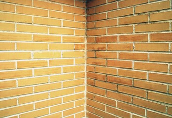 Esquina de una pared de ladrillos. Fondo anaranjado y simétrico basado en una pared de ladrillos.