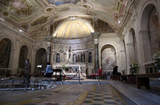 Napoli - Turisti nella cripta della Basilica di Santa Maria alla Sanit&agrave;