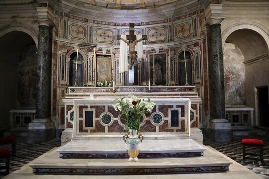 Napoli - Altare della cripta della Basilica Santa Maria alla Sanit&agrave;